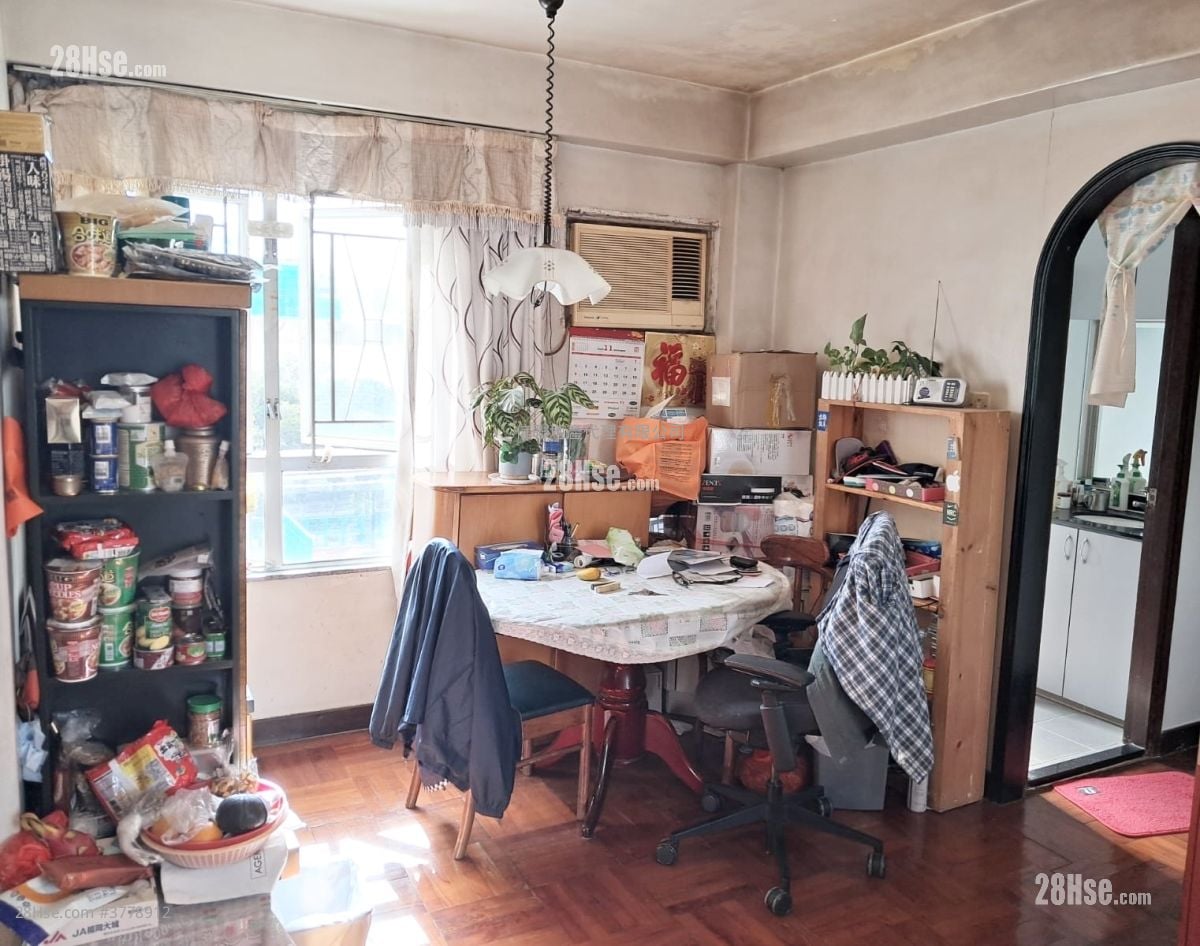 Wo Fung Court Sell 3 Bedrooms , 1 Bathroom 437 ft²