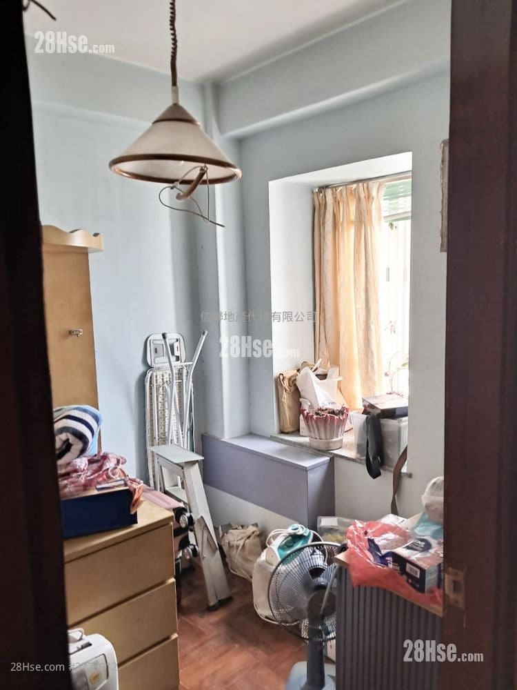 Wo Fung Court Sell 3 Bedrooms , 1 Bathroom 437 ft²
