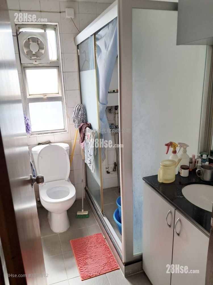 Wo Fung Court Sell 3 Bedrooms , 1 Bathroom 437 ft²
