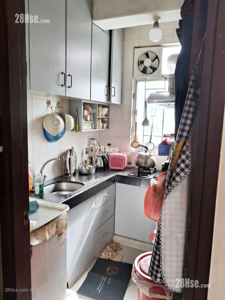 Wo Fung Court Sell 3 Bedrooms , 1 Bathroom 437 ft²