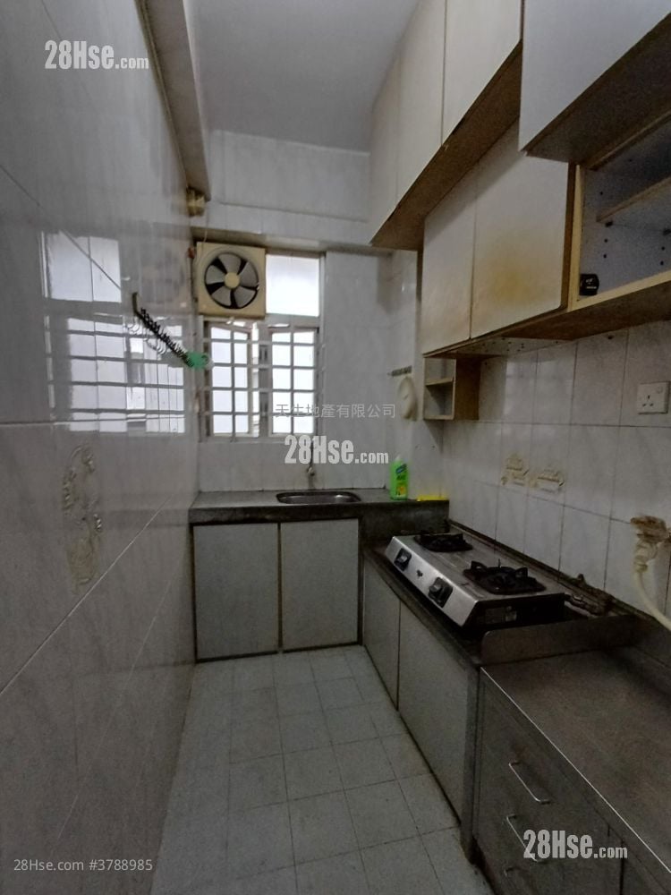 Pak Lee Building Sell 3 Bedrooms , 1 Bathroom 670 ft²
