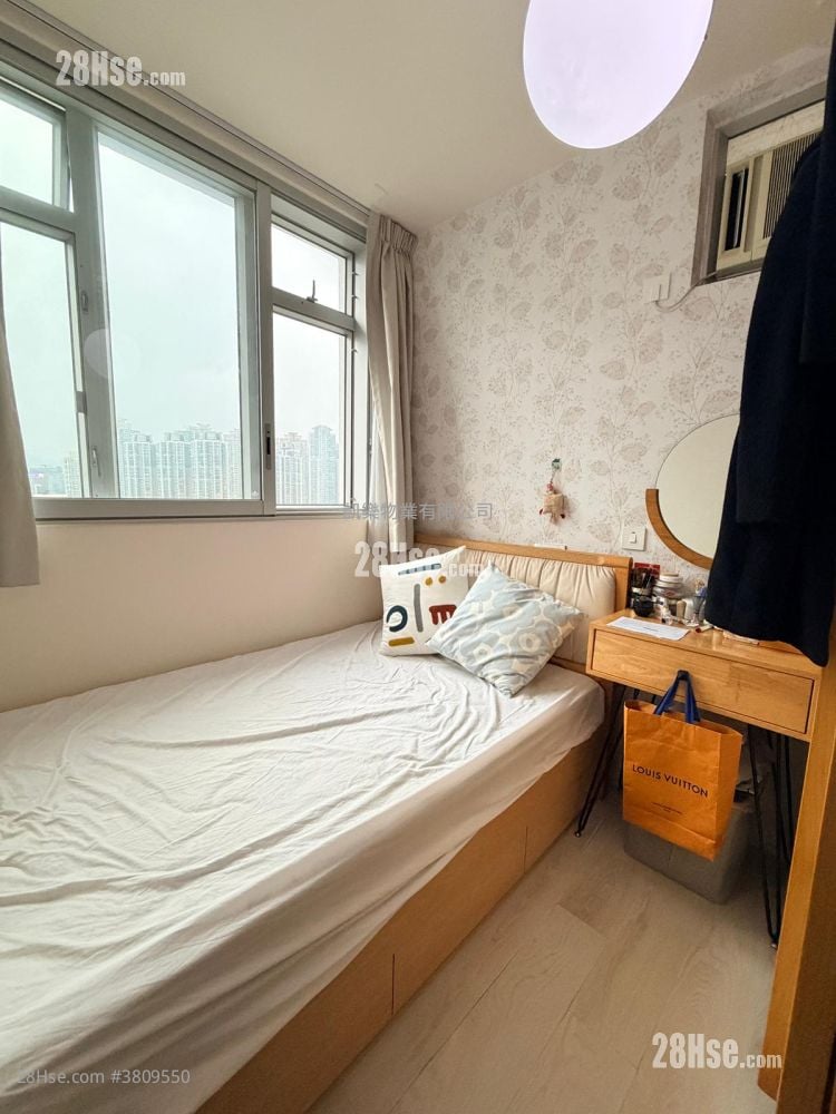 Hoi Lok Court Sell 2 Bedrooms , 1 Bathroom 481 ft²