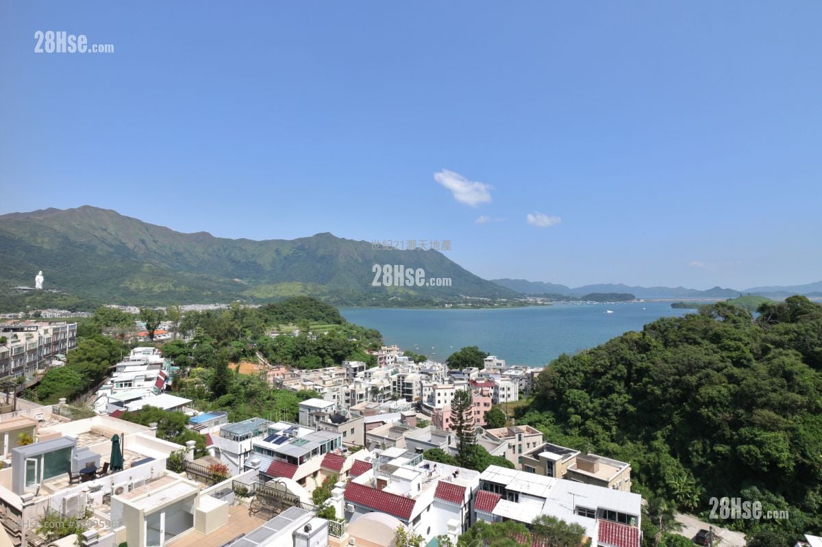 The Beverly Hills Sell 5+ Bedrooms , 2 Bathrooms 2,461 ft²