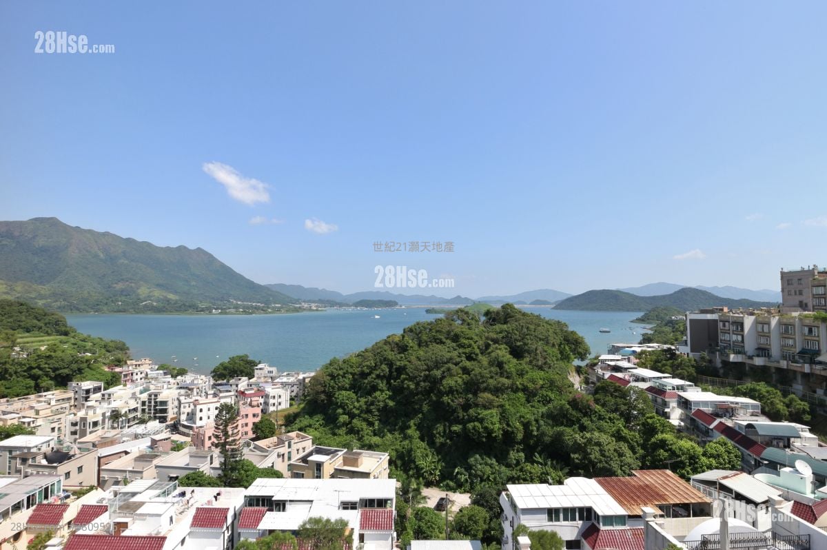 The Beverly Hills Sell 5+ Bedrooms , 2 Bathrooms 2,461 ft²