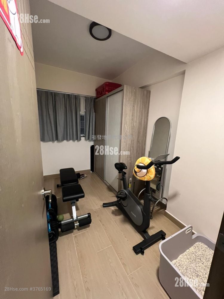 Full Hill Centre Sell 3 Bedrooms , 2 Bathrooms 700 ft²