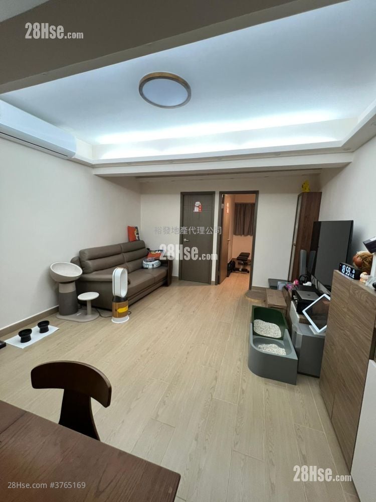 Full Hill Centre Sell 3 Bedrooms , 2 Bathrooms 700 ft²