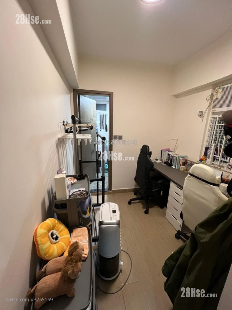 Full Hill Centre Sell 3 Bedrooms , 2 Bathrooms 700 ft²