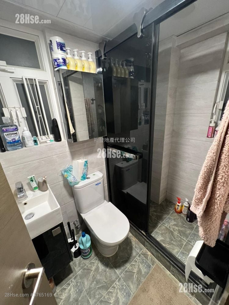 Full Hill Centre Sell 3 Bedrooms , 2 Bathrooms 700 ft²