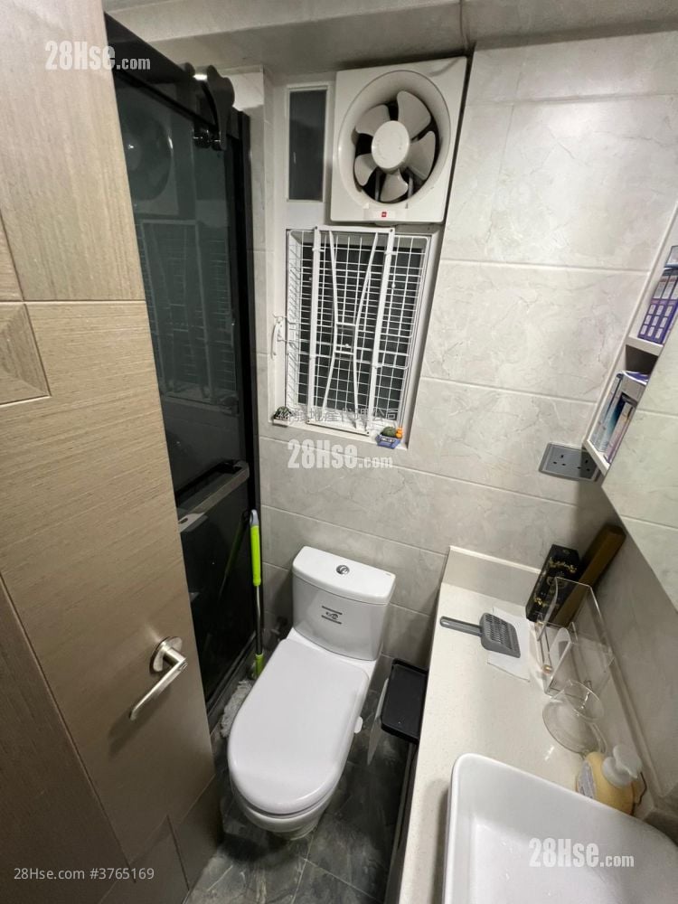 Full Hill Centre Sell 3 Bedrooms , 2 Bathrooms 700 ft²