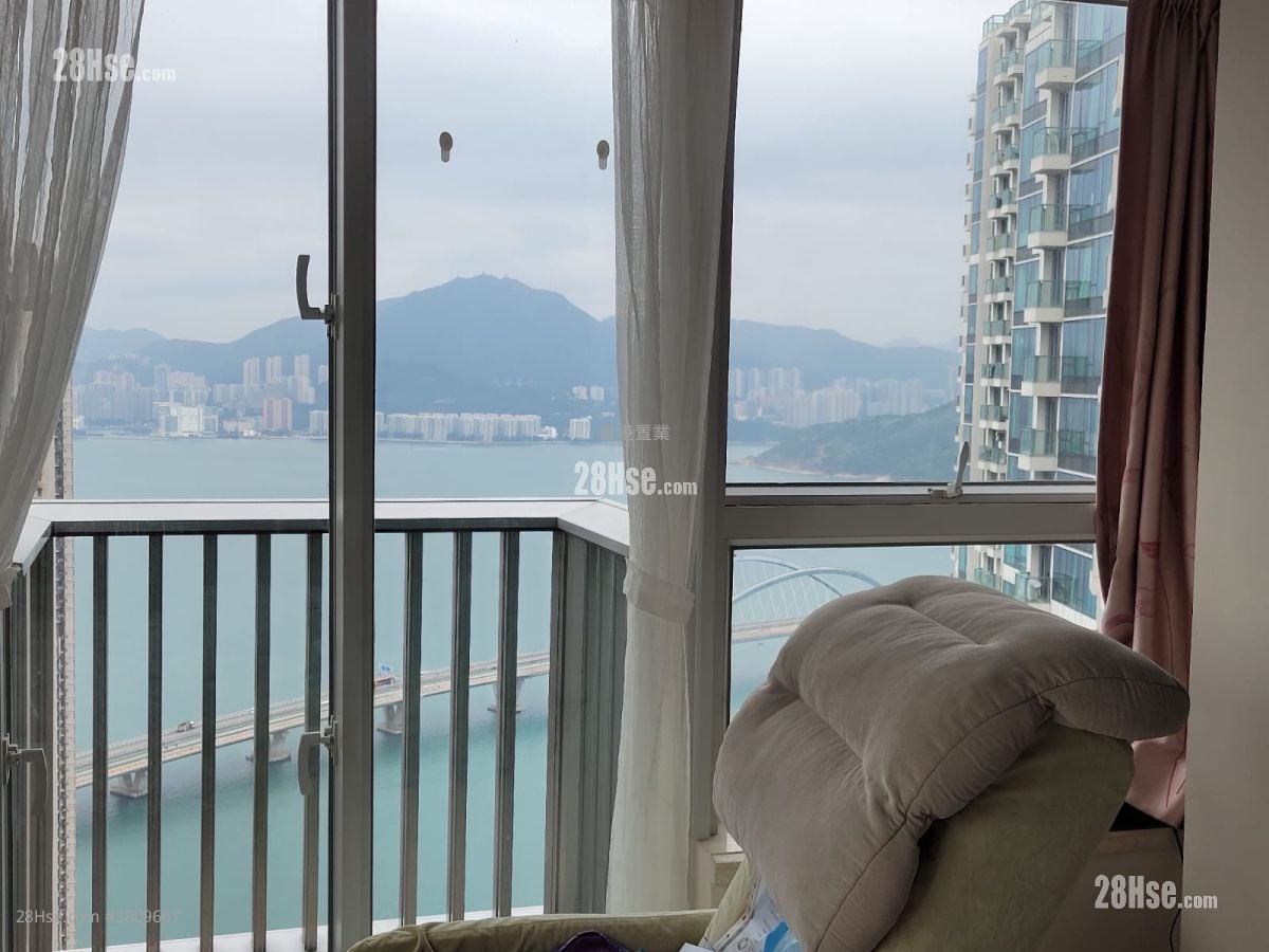 living room: Hemera Sell 3 Bedrooms , 2 Bathrooms 819 ft²