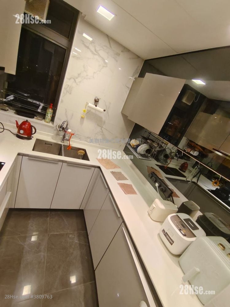 kitchen: Grand Yoho Sell 4 Bedrooms , 3 Bathrooms 907 ft²