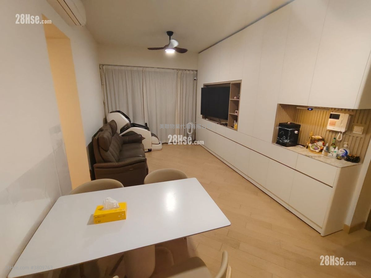 living room: Grand Yoho Sell 4 Bedrooms , 3 Bathrooms 907 ft²