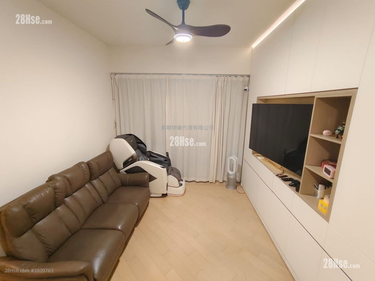 living room: Grand Yoho Sell 4 Bedrooms , 3 Bathrooms 907 ft²