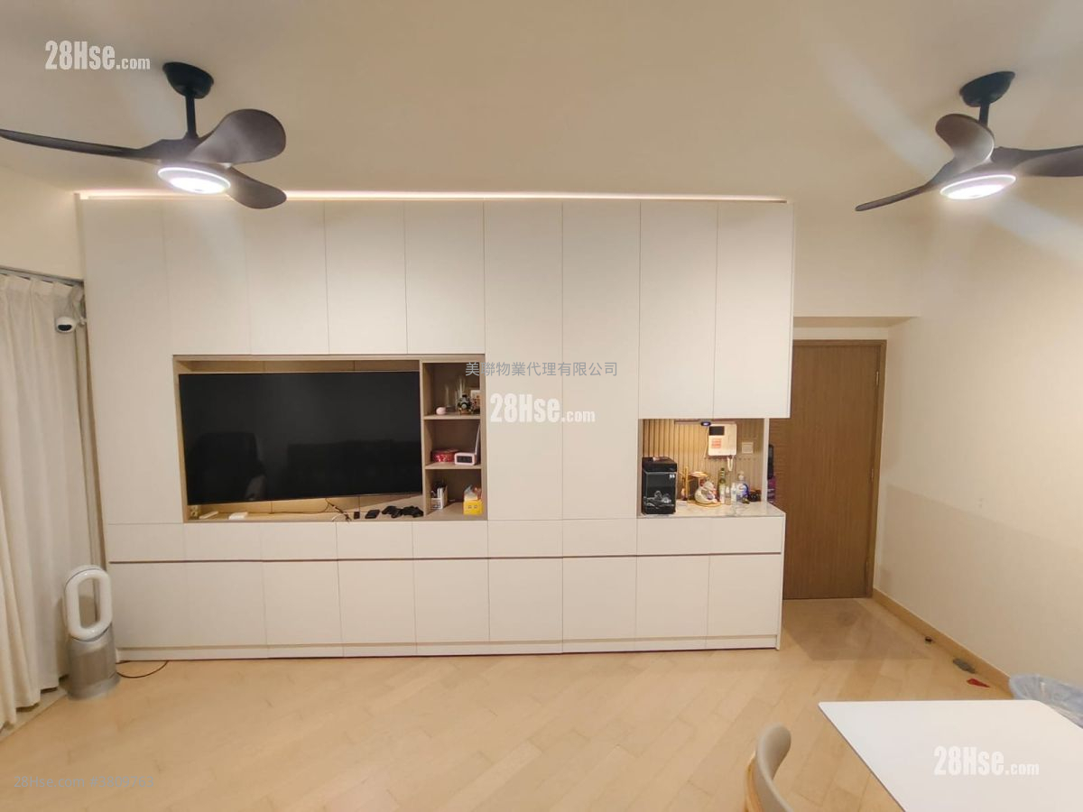 living room: Grand Yoho Sell 4 Bedrooms , 3 Bathrooms 907 ft²