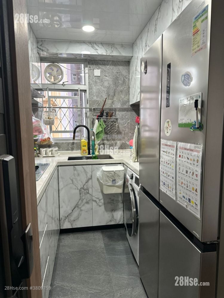 Tung Yuk Court Sell 3 Bedrooms , 2 Bathrooms 650 ft²