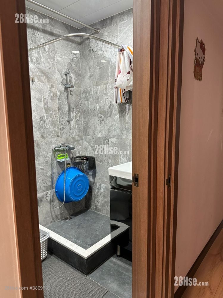 Tung Yuk Court Sell 3 Bedrooms , 2 Bathrooms 650 ft²