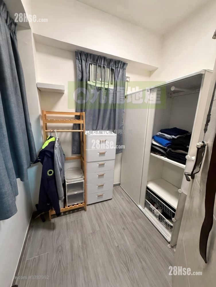 Chi Wing Court Sell 2 Bedrooms , 1 Bathroom 245 ft²