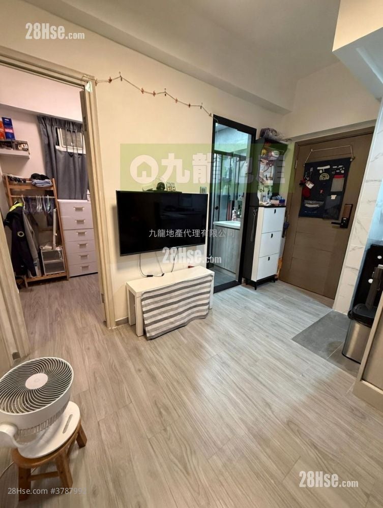 Chi Wing Court Sell 2 Bedrooms , 1 Bathroom 245 ft²