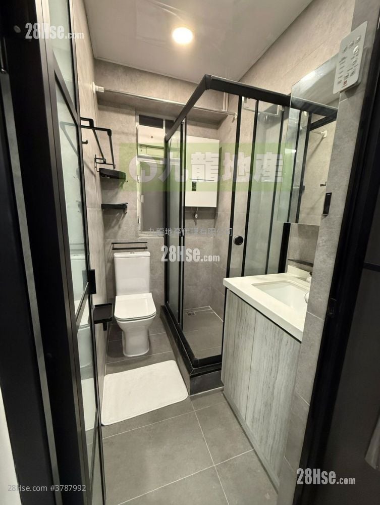 Chi Wing Court Sell 2 Bedrooms , 1 Bathroom 245 ft²