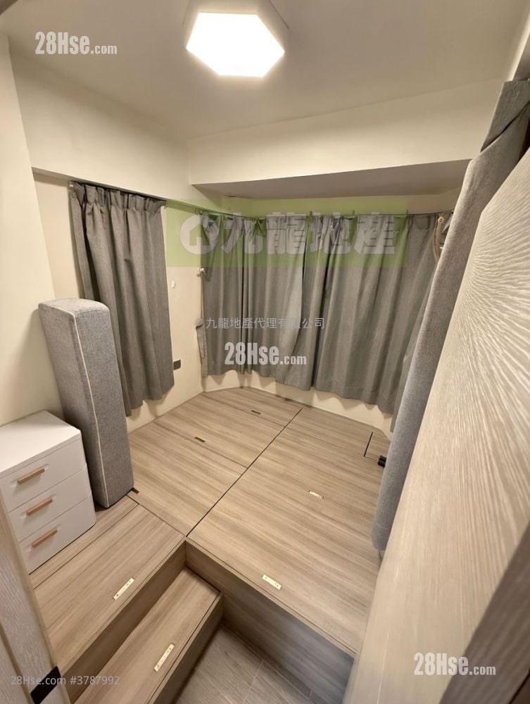 Chi Wing Court Sell 2 Bedrooms , 1 Bathroom 245 ft²