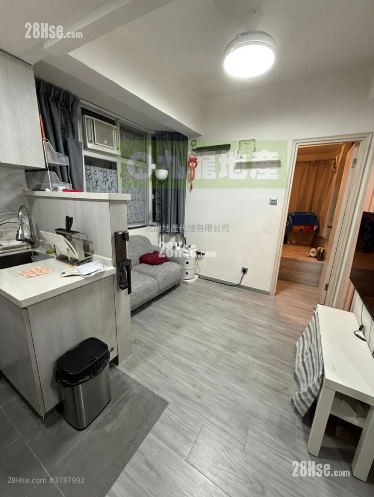 Chi Wing Court Sell 2 Bedrooms , 1 Bathroom 245 ft²