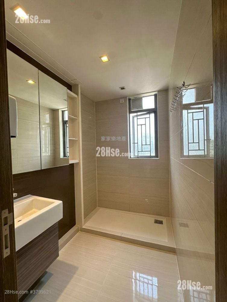 Green Code Rental 4 Bedrooms , 2 Bathrooms 753 ft²