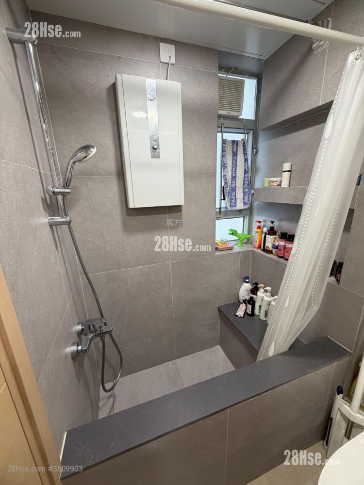 Kam Chun Court Sell 2 Bedrooms , 1 Bathroom 447 ft²