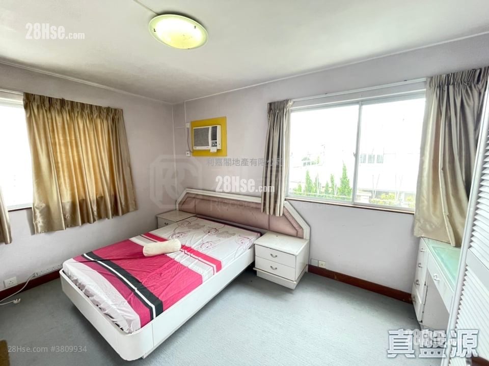 Fairview Park Sell 4 Bedrooms , 3 Bathrooms 1,100 ft²