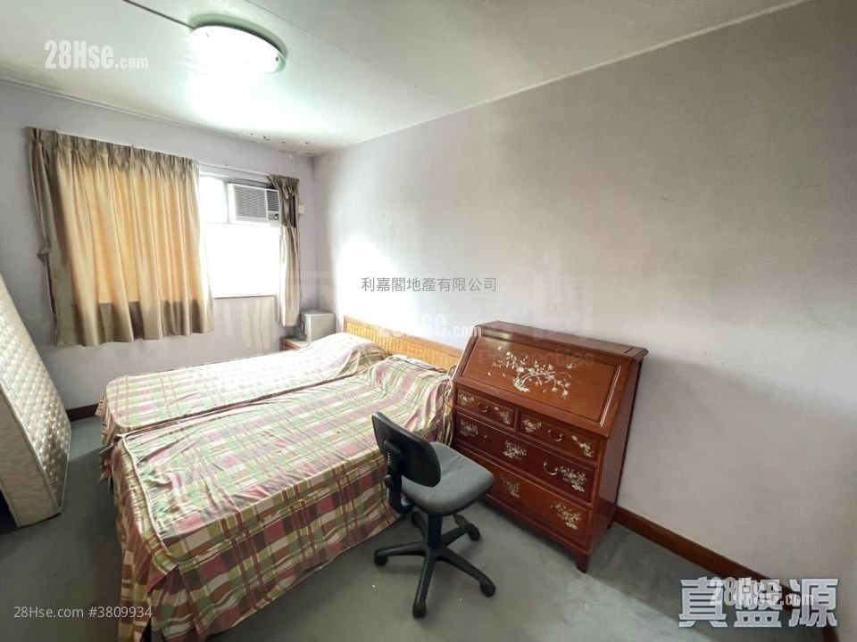 Fairview Park Sell 4 Bedrooms , 3 Bathrooms 1,100 ft²