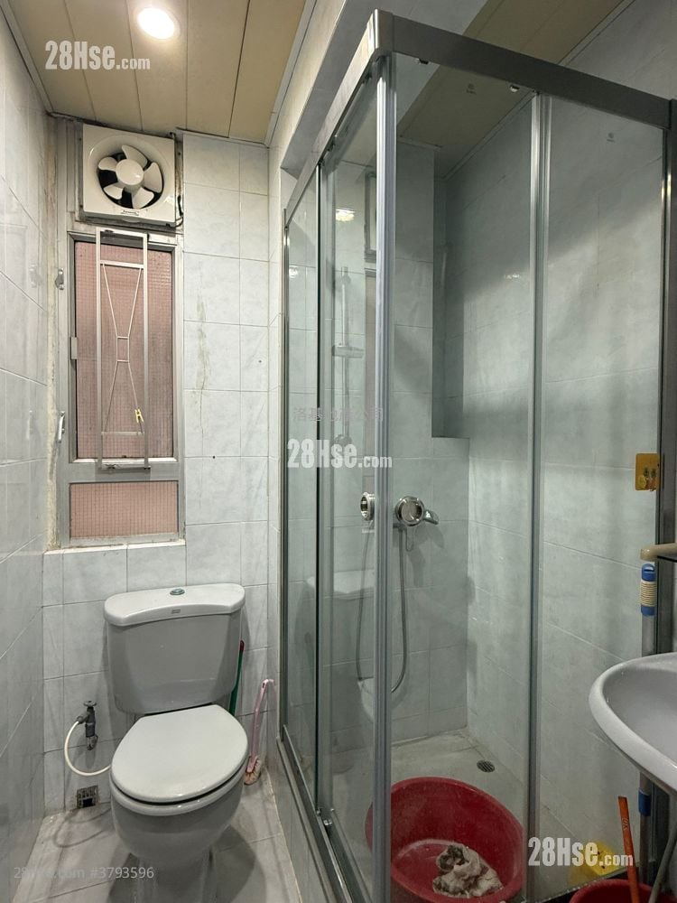 Wang Kwong Building Sell 2 Bedrooms , 1 Bathroom 379 ft²