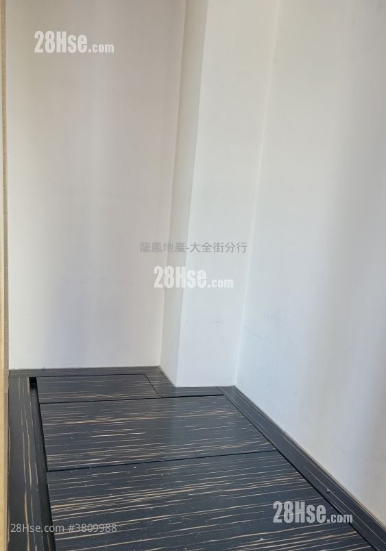 Man On Building Rental 1 Bedroom , 1 Bathroom 215 ft²