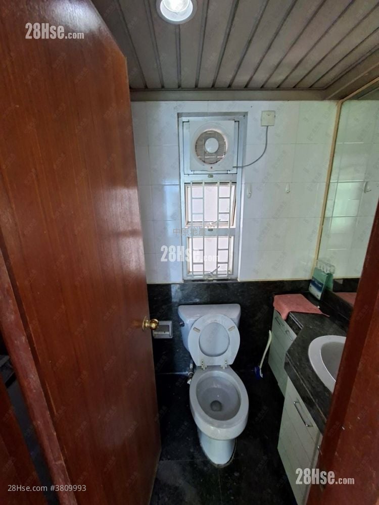 Sheung Shui Centre Sell 2 Bedrooms , 1 Bathroom 351 ft²