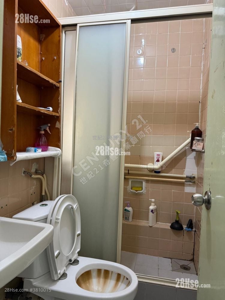 Kam Hay Court Sell 3 Bedrooms , 1 Bathroom 554 ft²