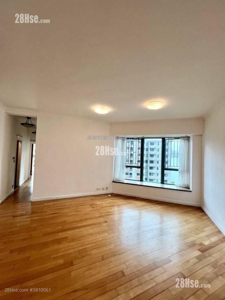 living room: Royal Sea Crest Sell 3 Bedrooms , 3 Bathrooms 1,056 ft²