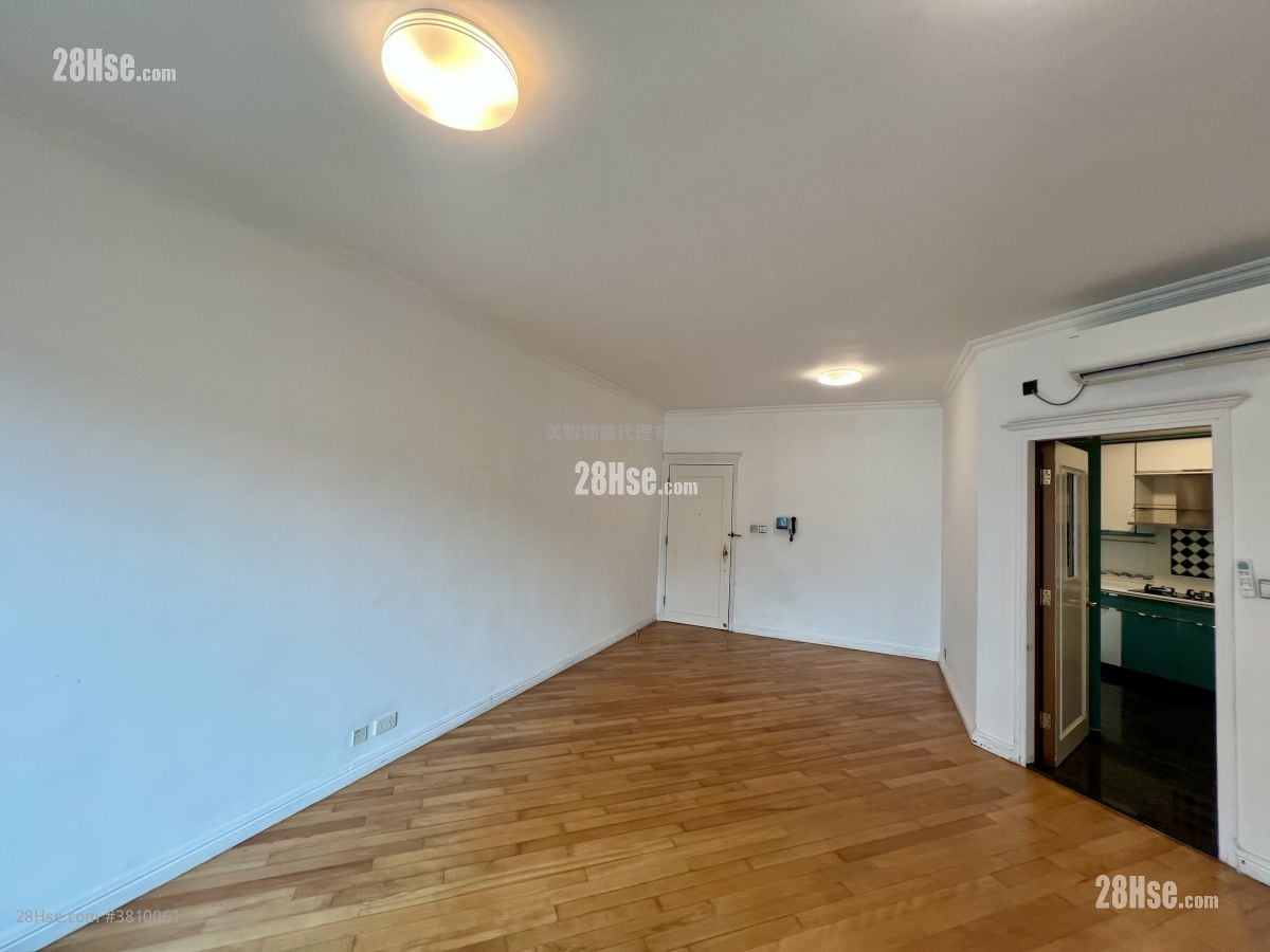 living room: Royal Sea Crest Sell 3 Bedrooms , 3 Bathrooms 1,056 ft²