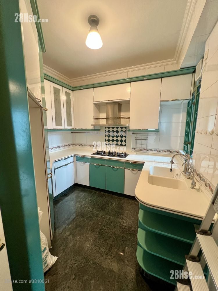 kitchen: Royal Sea Crest Sell 3 Bedrooms , 3 Bathrooms 1,056 ft²