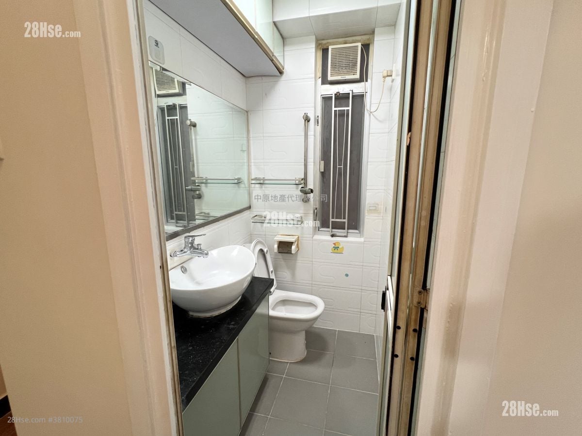 浴室: 海濱花園 售盤 3 房 , 2 浴室 700 平方呎