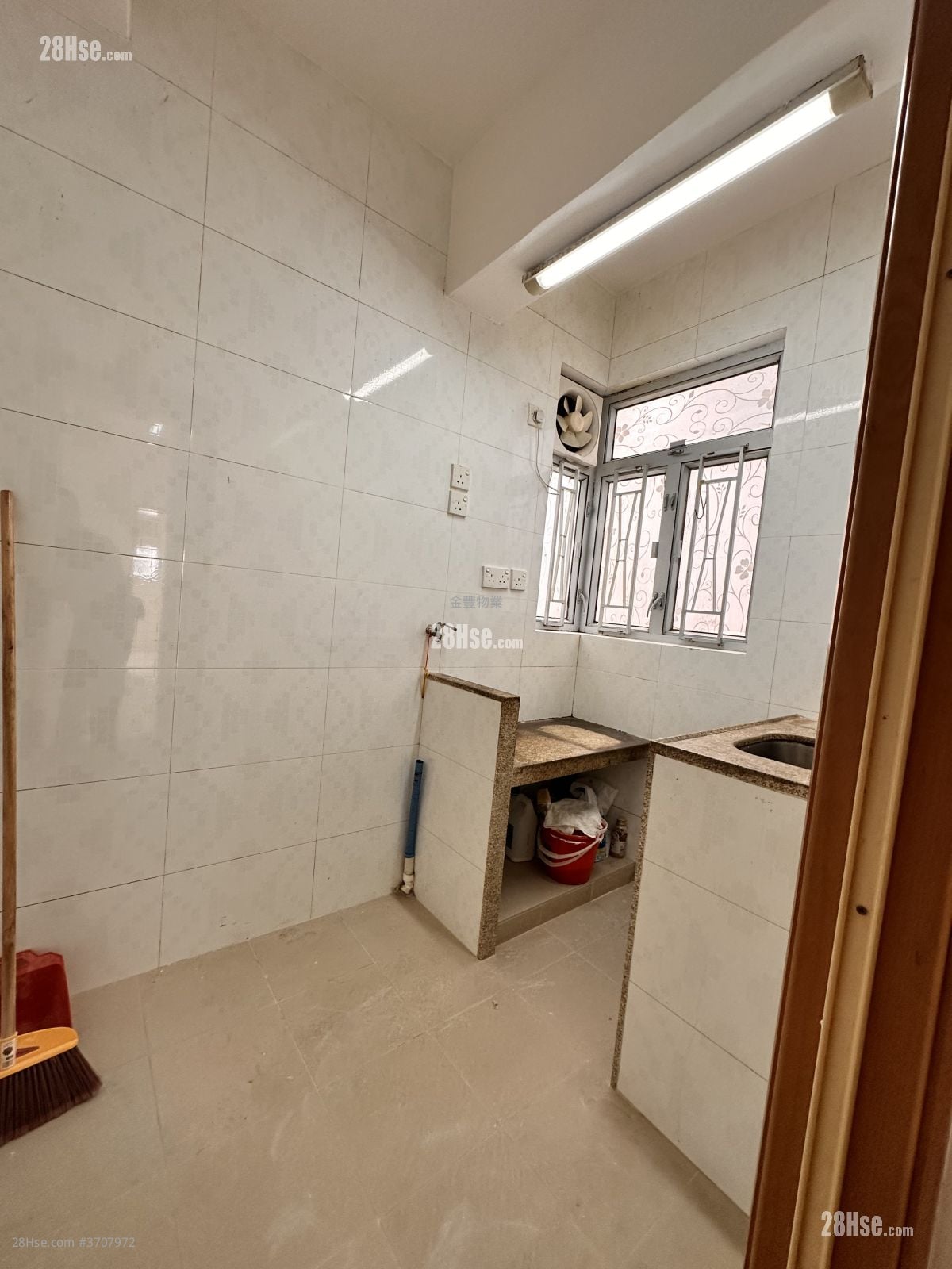 唐楼 售盘 2 房 , 1 浴室 350 平方尺