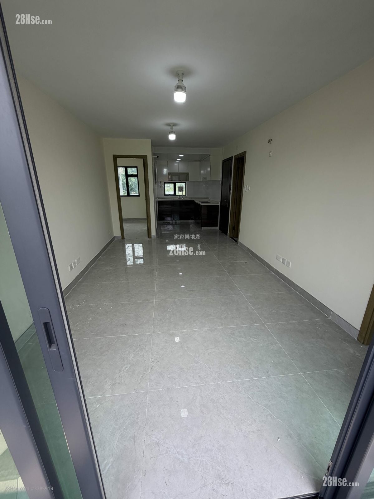 村屋 租盘 3 房 , 2 浴室 700 平方尺