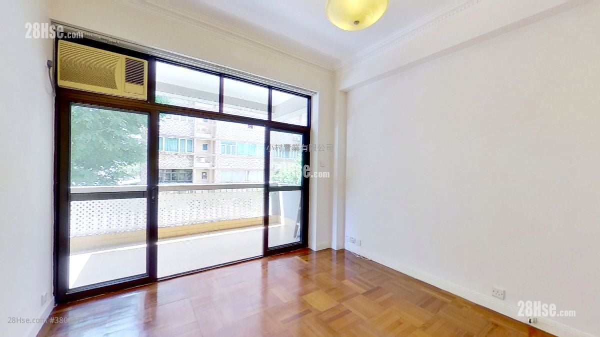 living room: 5-7 Belfran Road Rental 3 Bedrooms , 1 Bathroom 800 ft²