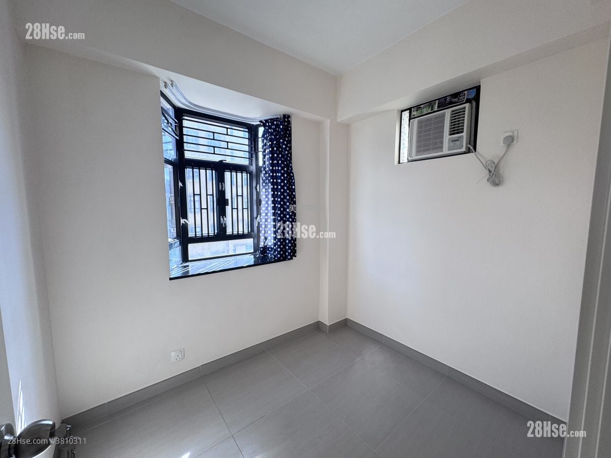 Wai Wah Centre Sell 1 Bedroom 297 ft²