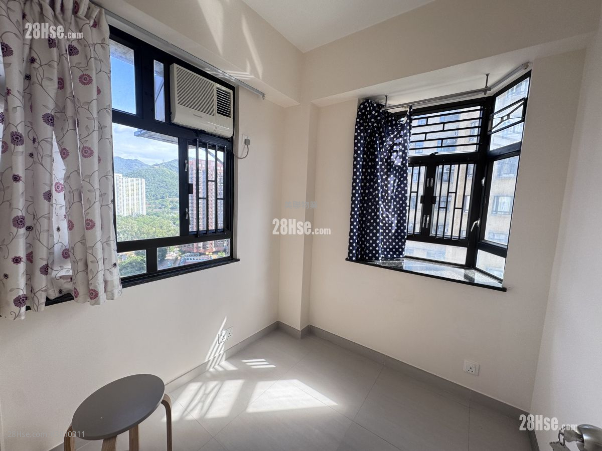 Wai Wah Centre Sell 1 Bedroom 297 ft²