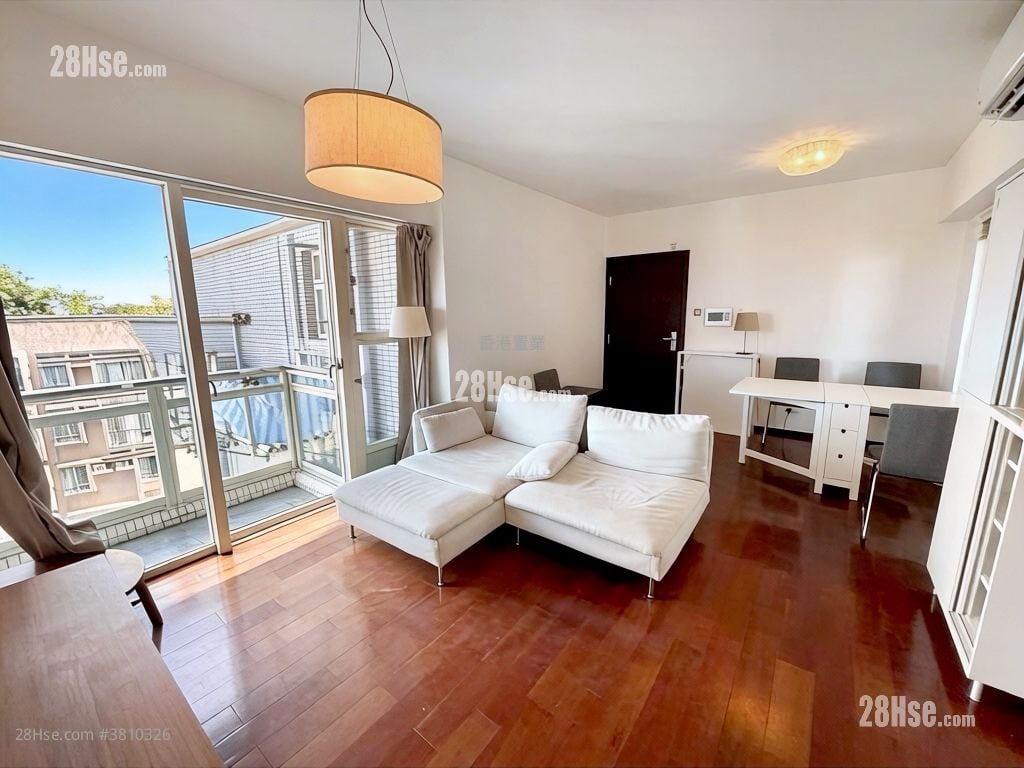 Centre Stage Rental 3 Bedrooms , 1 Bathroom 628 ft²