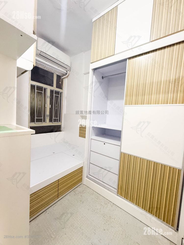 Yick Fat Building Sell 3 Bedrooms , 1 Bathroom 389 ft²