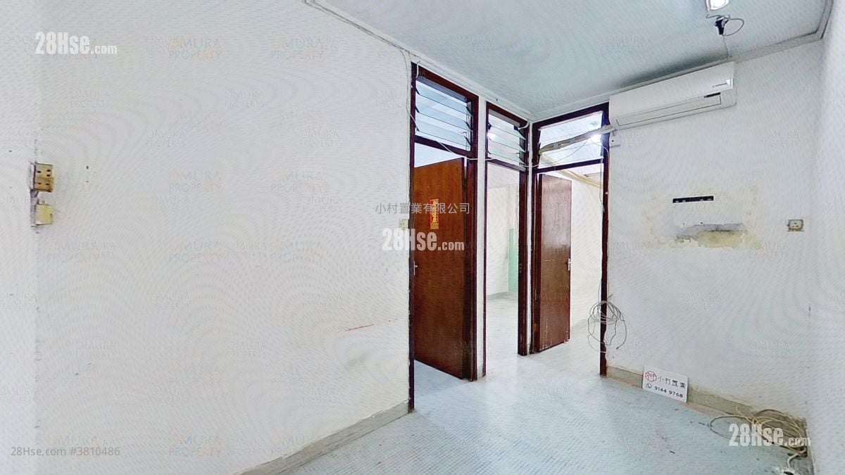 living room: Yick Fat Building Sell 3 Bedrooms , 1 Bathroom 389 ft²