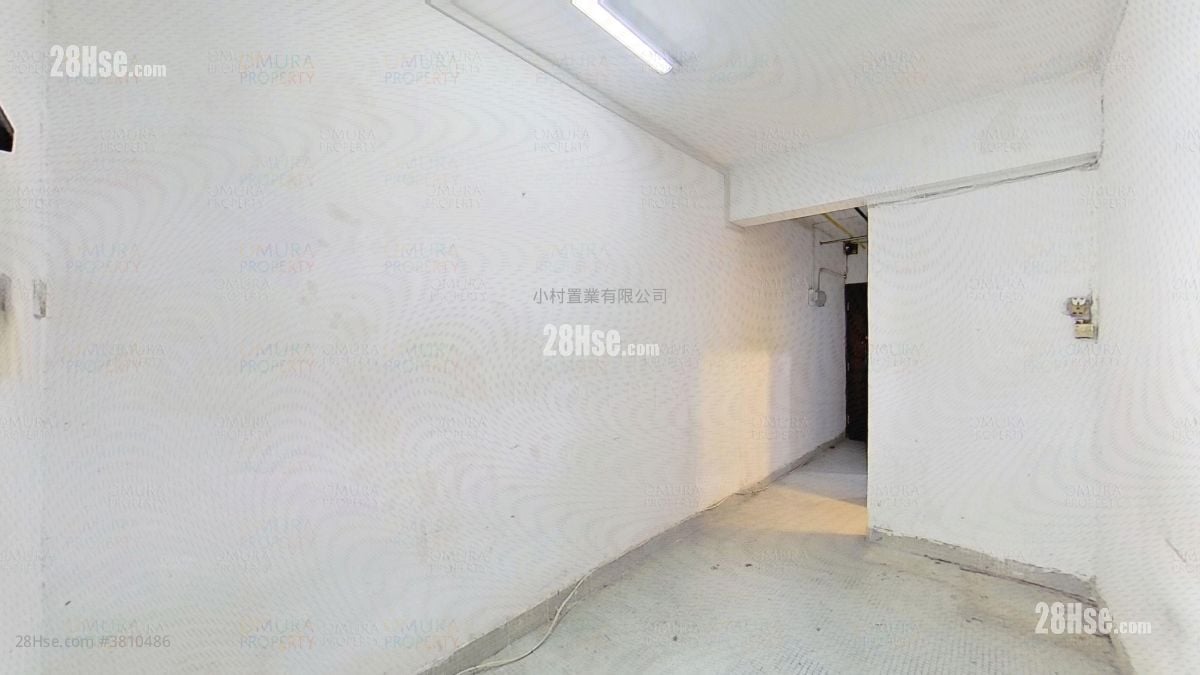 living room: Yick Fat Building Sell 3 Bedrooms , 1 Bathroom 389 ft²