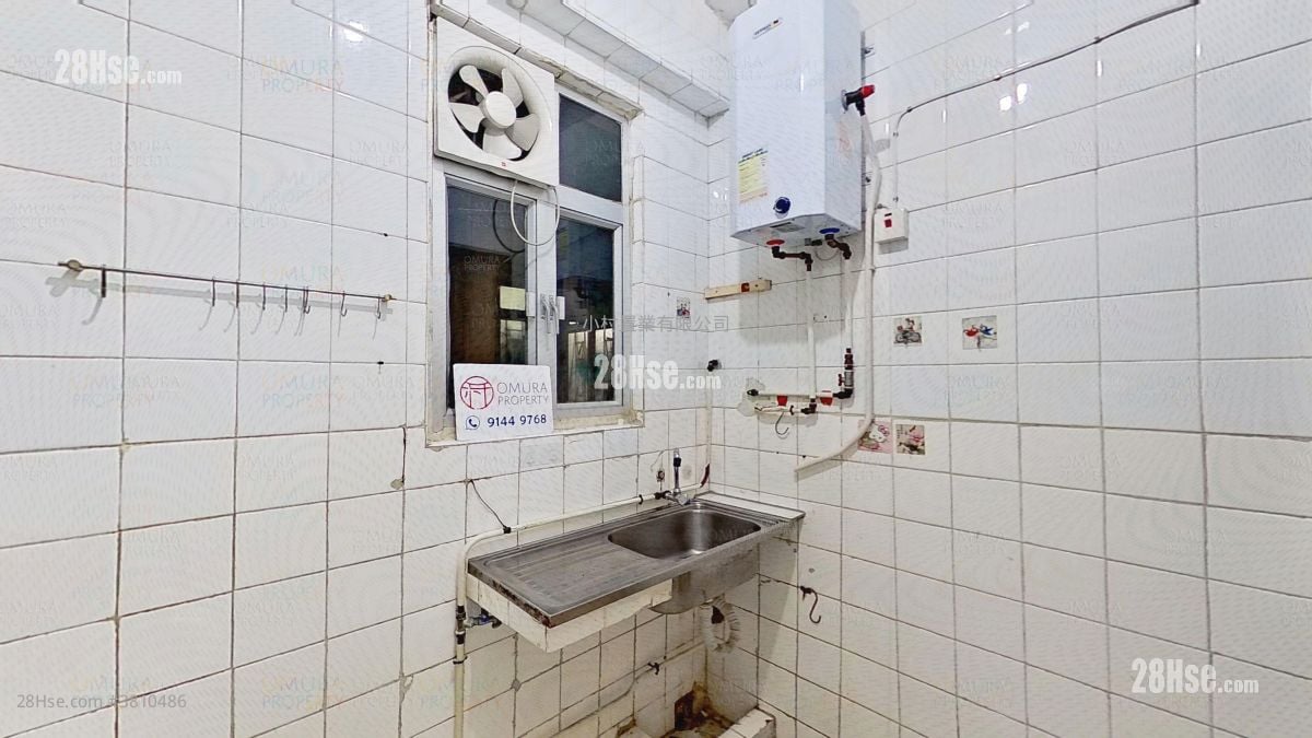 kitchen: Yick Fat Building Sell 3 Bedrooms , 1 Bathroom 389 ft²