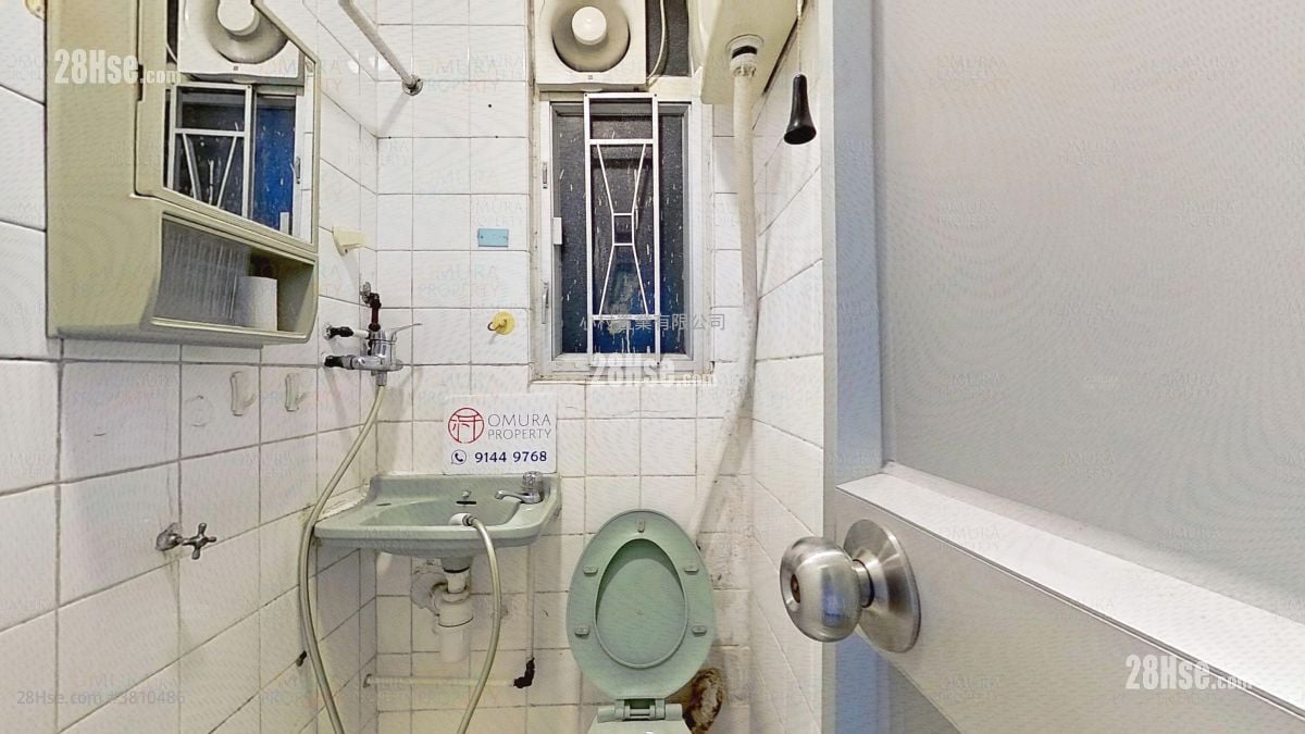 bathroom: Yick Fat Building Sell 3 Bedrooms , 1 Bathroom 389 ft²