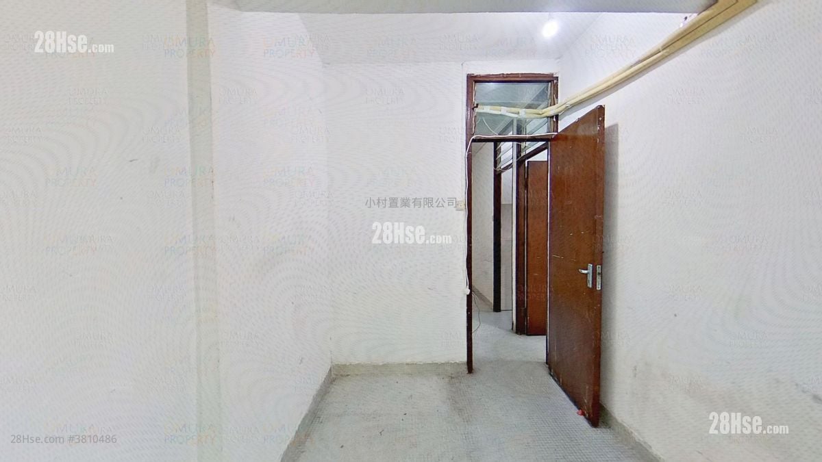 bedroom 2: Yick Fat Building Sell 3 Bedrooms , 1 Bathroom 389 ft²