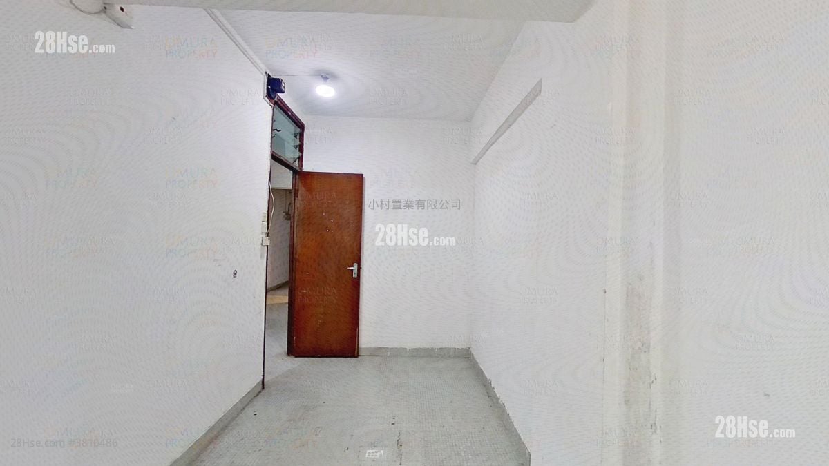 master room: Yick Fat Building Sell 3 Bedrooms , 1 Bathroom 389 ft²
